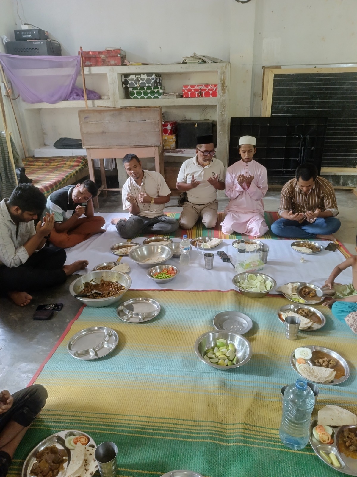বন্যার্তদের মাঝে ত্রাণ বিতরণ